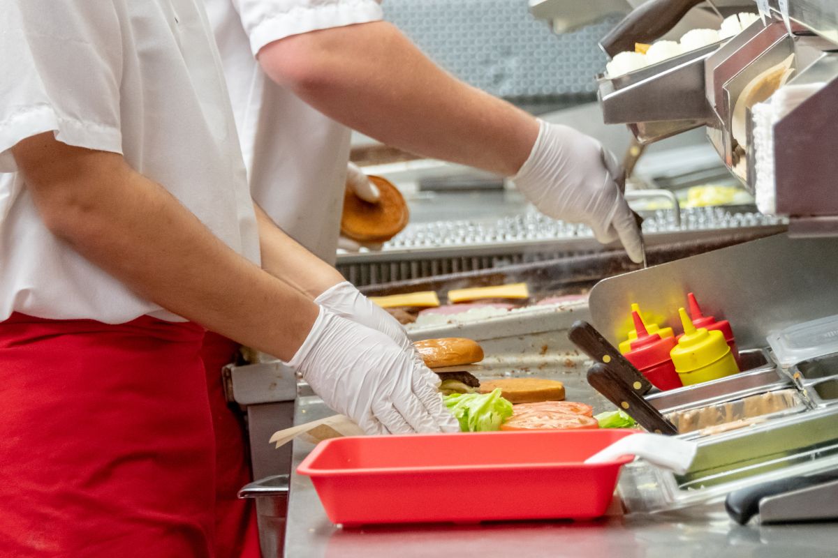 Travailler à McDo à 16 ans : salaire, conditions, et plus
