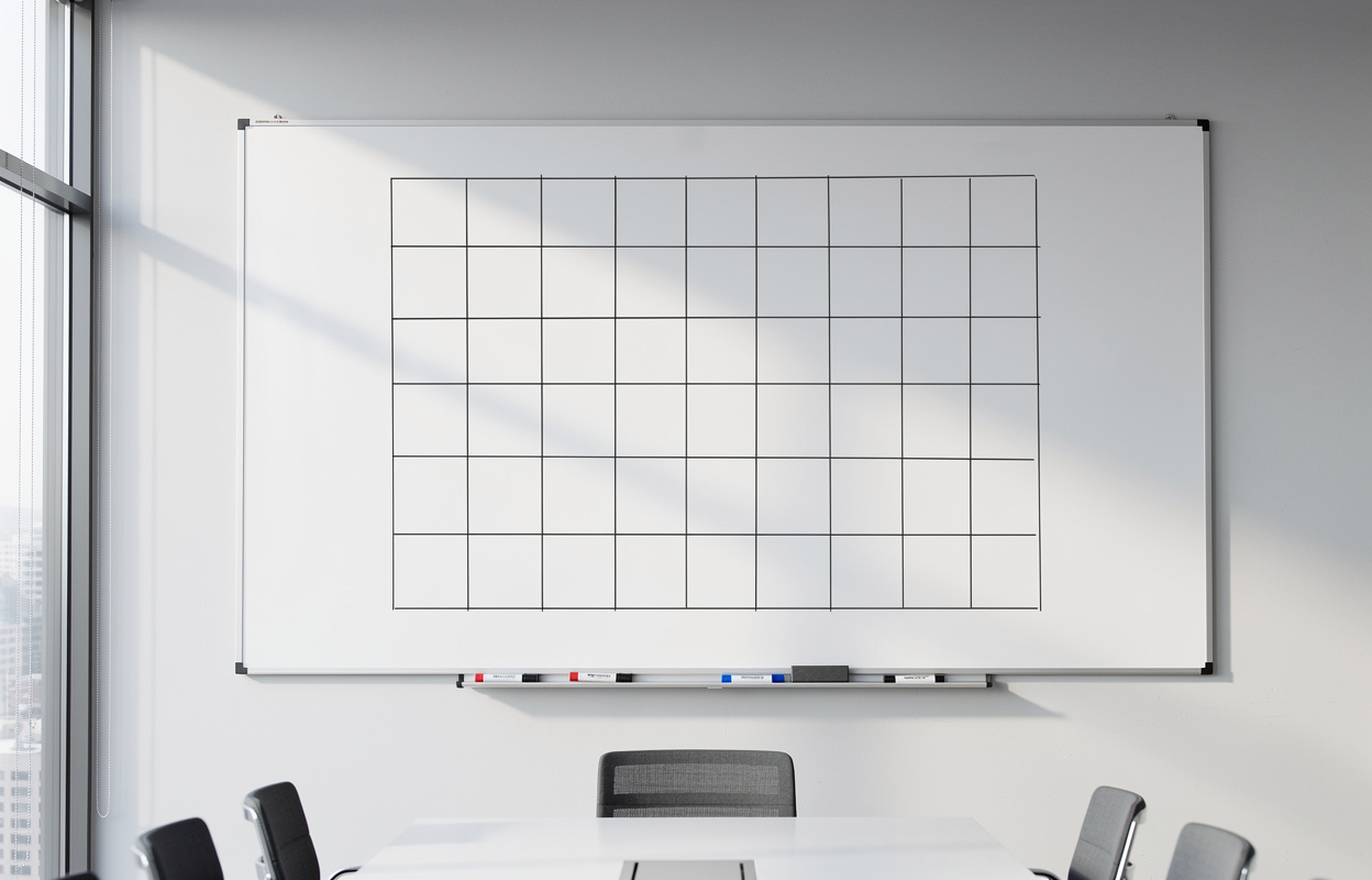 Grille PESTEL tracée sur un tableau blanc en salle de réunion