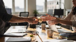 Employé remettant des titres restaurant périmés à son responsable RH