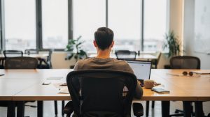 Gérant configurant un logiciel de gestion coworking