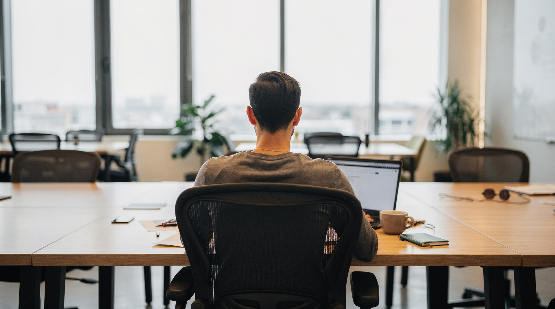 Gérant configurant un logiciel de gestion coworking