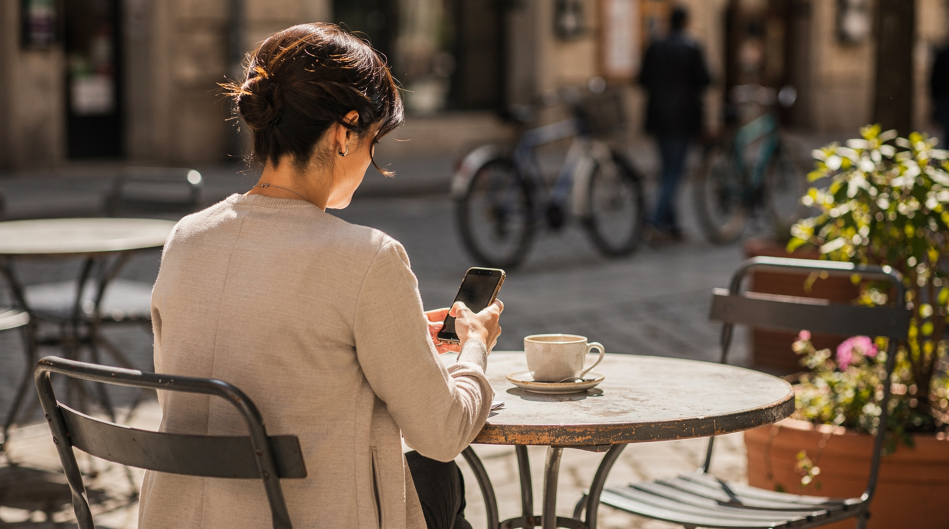 Personne consultant le solde de sa carte repas sur son smartphone