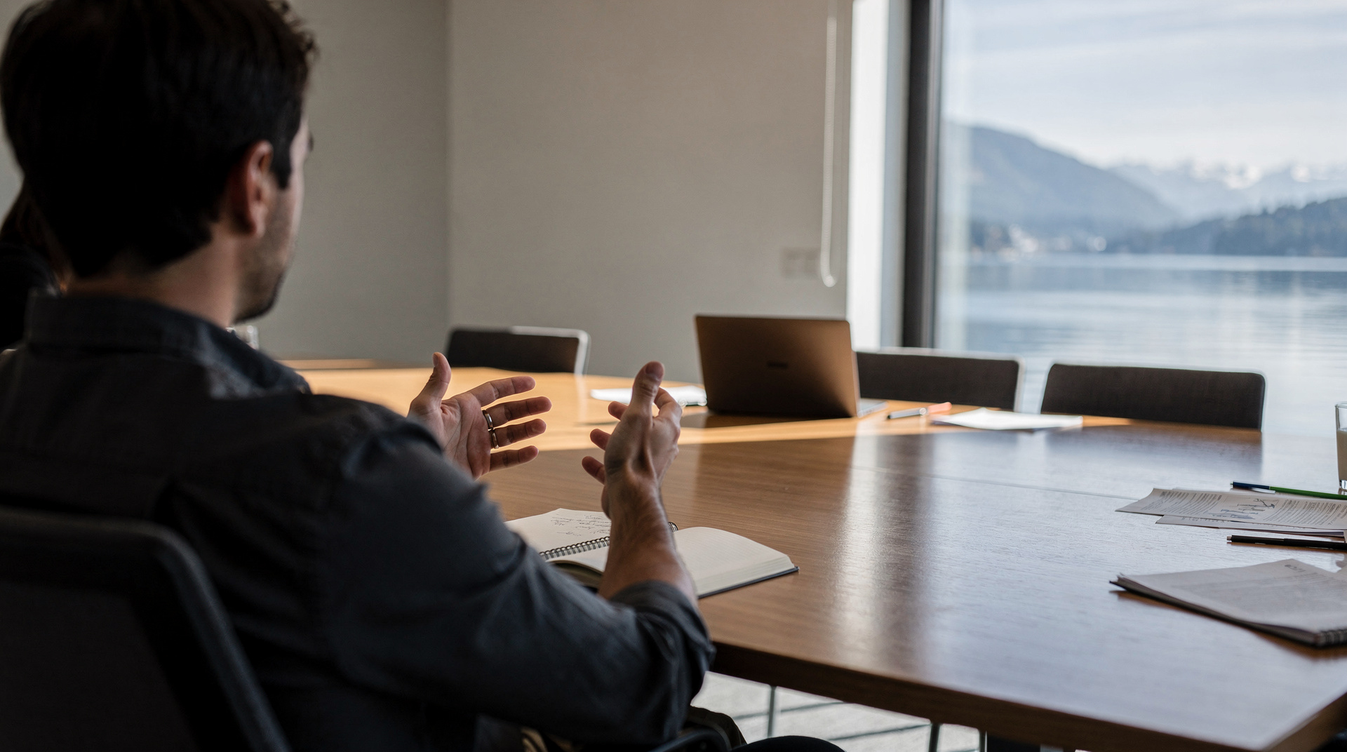 Réunion entre un entrepreneur et son conseiller fiduciaire