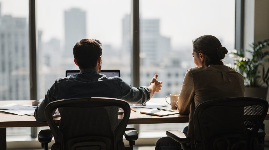 Un entrepreneur et un agent immobilier examinant un contrat de bail dans un bureau