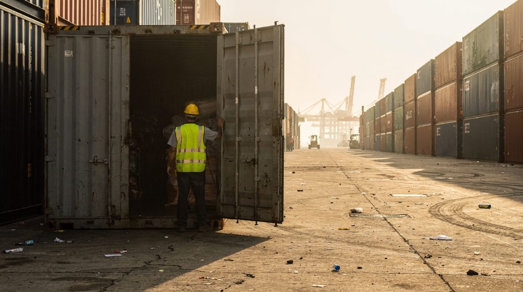 Conteneur maritime en attente de dédouanement dans un port