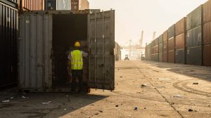 Conteneur maritime en attente de dédouanement dans un port