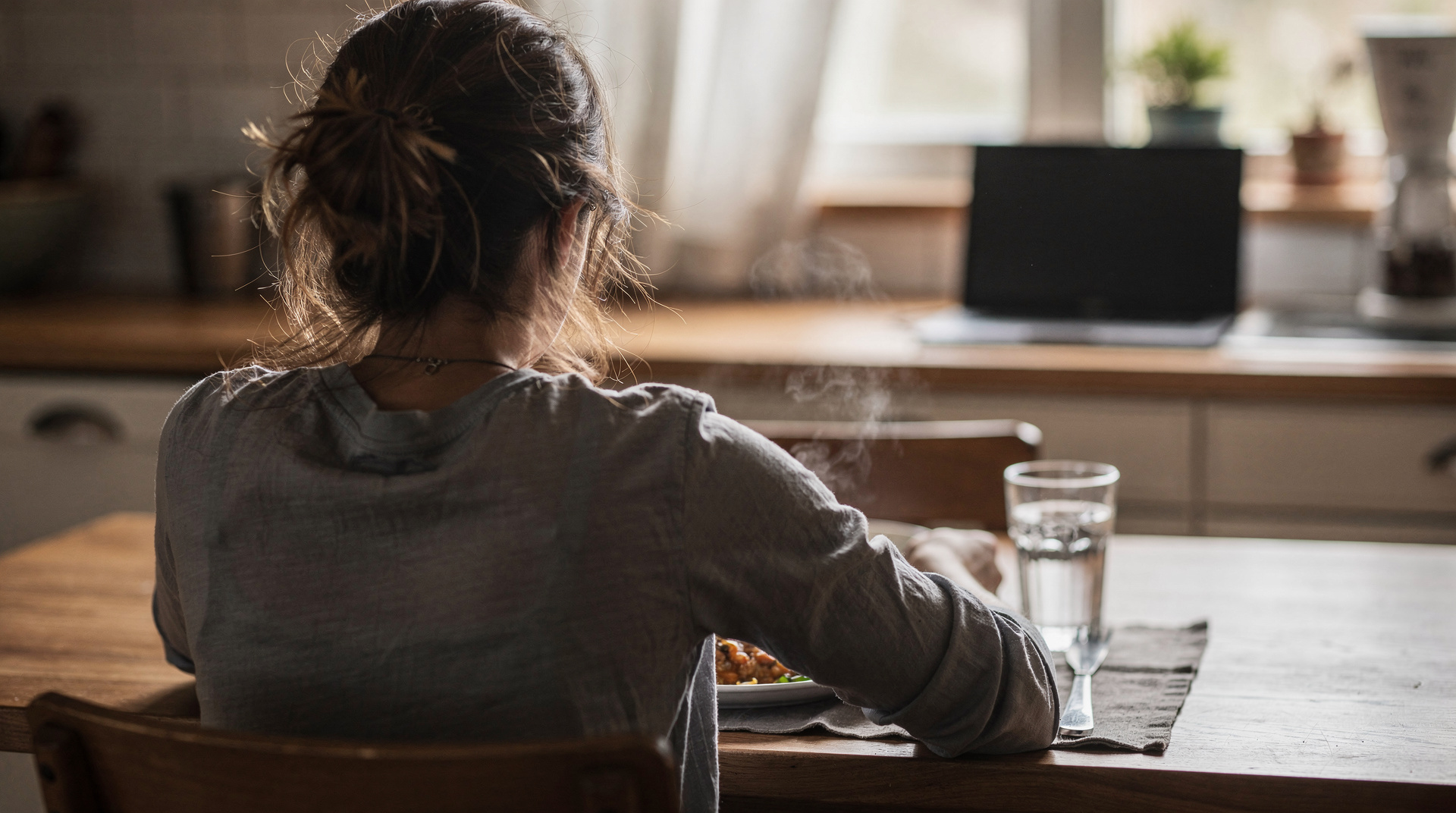 Déjeuner pris loin de l'écran dans une cuisine lumineuse