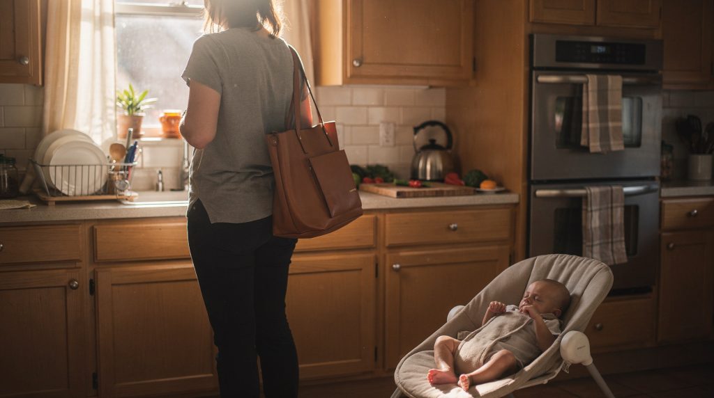 Mère qui prépare son sac avant de partir au travail le matin