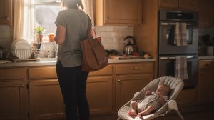 Mère qui prépare son sac avant de partir au travail le matin