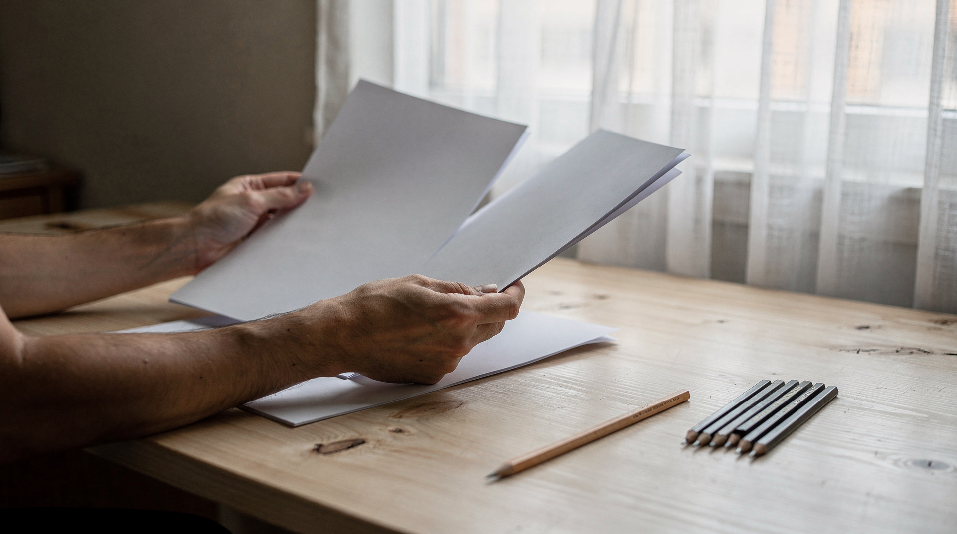 Personne relisant attentivement un contrat imprimé
