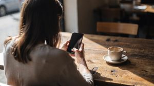 Personne vérifiant son relevé bancaire sur smartphone