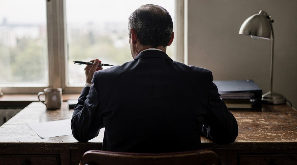 Rédacteur professionnel écrivant une lettre formelle à son bureau