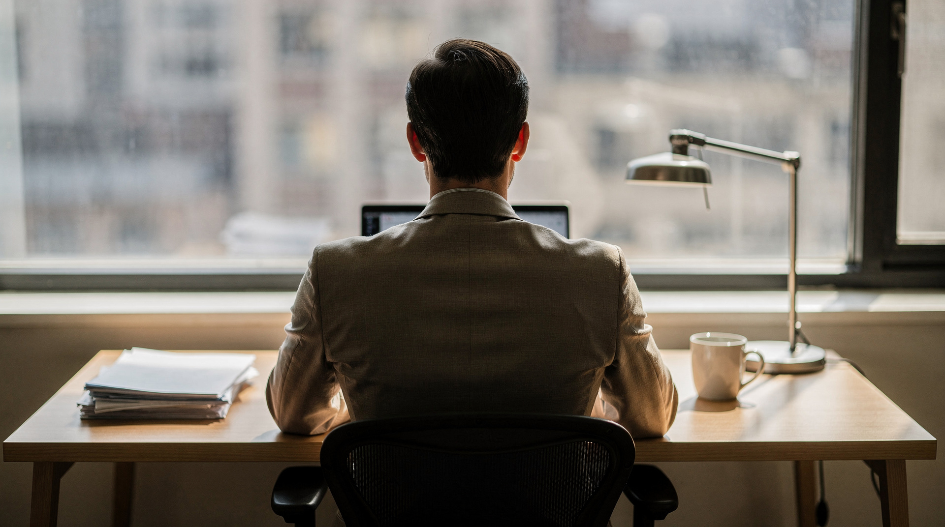 Salarié consultant ses documents de prévoyance au bureau